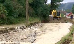 Inundații în Gorj. Ploile record au crescut debitul unui râu de mai mult de zece ori