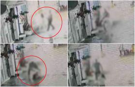 Momentul în care un bărbat din Suceava  loveşte fără milă, în plină stradă, o femeie cu un bebeluş în braţe