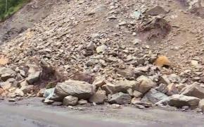 Drumul între Broșteni și Crucea, blocat de o săptămână din cauza alunecărilor de pietre. Autorităţile dau neputincioase din umeri