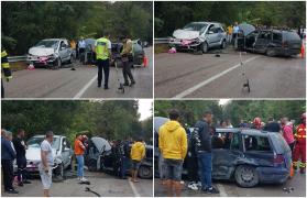 O femeie a murit şi nouă persoane au ajuns la spital în urma unui accident teribil în Constanţa. Două maşini s-au ciocnit frontal
