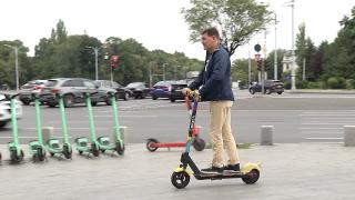 Mersul pe trotinete, doar cu buletinul. Primăria Capitalei vrea să introducă noi reguli pentru cei care circulă pe două roţi