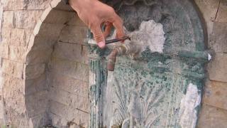 Mii de clujeni beau de ani întregi apă de izvor contaminată cu nitriți și nitrați: "E super bună. Mă risc!"