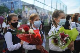 Trei milioane de elevi au început şcoala. Modificările majore care îi aşteaptă: dispar semestrele şi tezele, iar notarea se schimbă radical