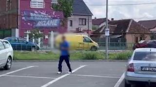 Parcagiu beat criţă, filmat în timp ce împărţea amenzi în piaţa Obor din Arad. Tras la răspundere, n-a reuşit să lege două cuvinte