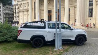 Maşini parcate pe iarbă, în faţa Ateneului Român, pentru o reclamă. Tupeul a învins teama de amendă