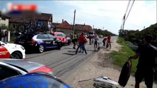 Incident ruşinos la Turul României la ciclism. Plutonul de sportivi a nimerit într-o groapă uriaşă, săpată de drumari