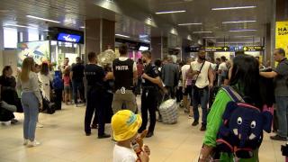 Criza Blue Air. Ciucă: 2.098 de români cu zboruri anulate au cerut sprijin să revină în țară