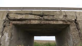 "E fărâmat, e dezastru". Podul spre Vama Siret, la un pas să se prăbușească. Peste el trec zilnic sute de camioane spre Ucraina