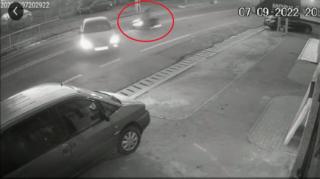 Impact devastator, filmat de camere. Momentul în care un tânăr fără permis se înfige cu motocicleta într-o mașină, pe un drum din Dolj