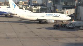 Dezastru la Blue Air: Are datorii de 230 de milioane de euro, adică 50% din venituri, şi va rămâne doar cu 5 avioane
