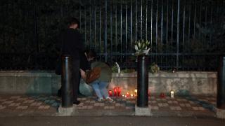 Românii, alături de poporul britanic. Zeci de oameni au adus flori şi au aprins lumânări în faţa Ambasadei Regatului Unit la București