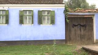 Doliu la Viscri. Pe poarta casei Regelui Charles al III-lea a fost pusă o panglică neagră, după moartea Reginei Elisabeta a II-a