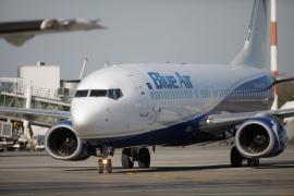 Blue Air are conturile deblocate, dar tot nu poate relua zborurile. 200.000 de români ar putea fi afectaţi într-o singură lună
