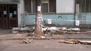 Bucureşteni buni de plată, după ce o placă uriaşă din beton s-a prăbuşit de la etajul 4 al unui bloc: "Putea să ne omoare"