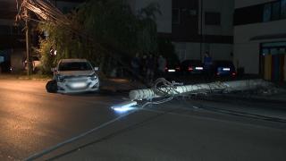 Accident în București. Un șofer a pierdut controlul volanului și a doborât doi stâlpi. Bărbatul, obligat să plătească pagubele provocate
