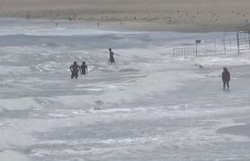 "Dom'le se îneacă, se îneacă" Vreme de steag roşu pe litoral. Un turist, salvat în ultima clipă de la moarte, pe plaja Olimp