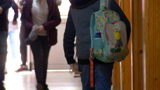 Elevii din mediul rural care merg la liceu în altă localitate rămân fără bursa socială