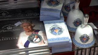 "E peste tot". Vânzarea suvenirurilor cu chipul Reginei a explodat. Magazinele din Londra se aşteaptă la profituri record