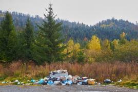 Zonele turistice de la munte, îngropate sub gunoaie după weekend. Turiștii își "uită" resturile pe potecile pe unde s-au plimbat