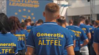 Cum se mai distrează tinerii din PNL, la școala de vară. Au urlat din toţi rărunchii o lozincă anti-PSD, partenerul lor de guvernare