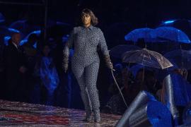 Prezentare de modă inedită, în New York. Tommy Hilfiger şi-a dezvăluit noua colecţie de toamnă, pe o ploaie torenţială