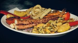 Cherhanalele de pe litoral au fost pline de turişti în acest weekend. Rapanele, calamarii și borşul pescăresc, la mare căutare