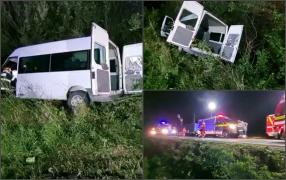 Șase copii au ajuns la spital, după ce microbuzul în care se aflau s-a răsturnat în șant, în Brașov