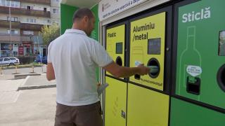 România schimbă PET-ul cu biletul. Proiect inedit prin care poți folosi transportul în comun în schimbul deșeurilor