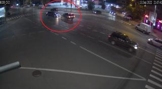 Un Range Rover și o Toyota, filmate când se ciocnesc frontal într-o intersecție din Iași. Șase victime după impactul devastator