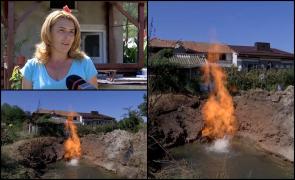 A vrut să-şi sape fântănă în curte şi a dat de gaze. Curtea unui localnic din Dolj arde de patru zile, iar vecinii se tem să nu sară în aer