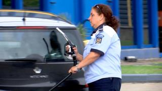 La pompa de benzină a curs de fapt motorină. Şoferii s-au trezit cu maşinile stricate în trafic. Greşeala unor angajaţi din Baia Mare