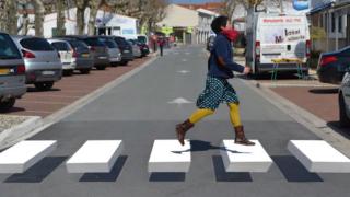 Treceri de pietoni 3D, pentru a preveni accidentele. Prima astfel de zebră, amenajată într-un oraş din România