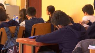 Ce burse primesc elevii în noul an şi pe ce criterii sunt acordate. Anunţul Ministerului Educaţiei