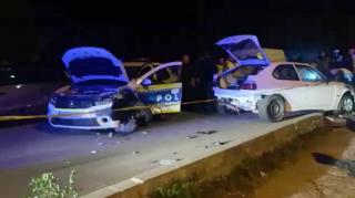 Mașină de poliție făcută praf în timp ce urmărea un șofer fugar, pe un drum din Gorj. Un jandarm a fost rănit 