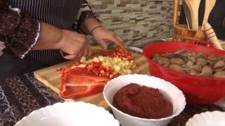 Cât costă să faci zacuscă anul acesta. Prețul ingredientelor, cândva pentru buzunarele tuturor, a explodat: "Va fi foarte greu"