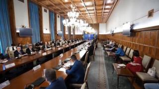 Prețul lemnului de foc ar putea fi plafonat la 500 de lei metrul cub. Exporturile, limitate temporar. Romsilva suplimentează volumul din cauza cererii crescute