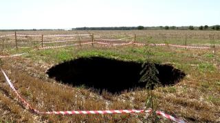 Misterul gropii de 5 metri care a apărut din senin lângă Constanţa. Localnicii din 23 august au alertat autorităţile