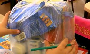 Fără corn şi lapte. Un primar din Gorj a reuşit ce nu au putut autorităţile: Oferă pachete copiilor din banii economisiţi anul trecut