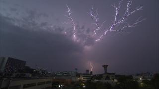 De la tricou, la hanorac şi geacă. Meteorologii anunţă temperaturi cu 10-15 grade mai mici în toată ţara, în următoarele zile