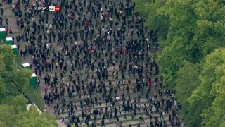 Lady Gabriella de Windsor, verișoara Reginei Elisabeta a II-a, a leşinat la vederea sicriului. Mii de britanici stau la cozi kilometrice pentru a-i aduce un omagiu suveranei