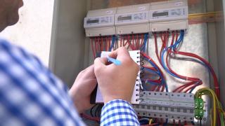 Criza energetică stinge treptat lumina în instituțiile din România. Primele economii la facturi se văd deja