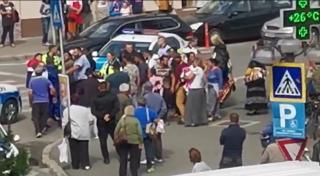Război între clanuri, în mijlocul străzii, la Gherla. Două grupări rivale s-au încăierat în centrul orașului, chiar în fața polițiștilor