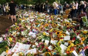 Omagiu pentru Regina Elisabeta a II-a. Munți de flori, scrisori, jucării şi sendvişuri cu marmeladă în Green Park, lângă Palatul Buckingham