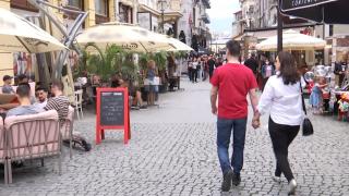 Cum arată tinereţea în vremuri de criză. Calculele la sânge taie cheful de ieşit în oraş, iar vânătoarea de reduceri a devenit noua modă pentu tineri