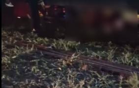 O tânără de 25 de ani din Bucureşti, la un pas de moarte după ce a fost călcată de tramvai. Fata a trecut pe roşu şi avea căşti în urechi