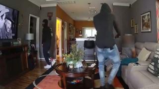 Două femei au fost forțate să se ascundă într-un dulap, în timpul unui jaf armat, în Statele Unite