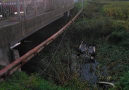 Un şofer de 55 de ani a plonjat cu maşina în râu, după ce a pierdut controlul maşinii şi a intrat pe contrasens, în Bistriţa-Năsăud