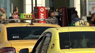 Taximetriştii, panicaţi după ce au aflat că s-ar putea introduce plata cu cardul. "Dacă plăteşte cash, mai ciuguleşti ceva"