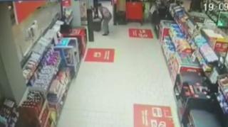 Metoda ingenioasă folosită de un bistriţean pentru a fura alimente de 600 de lei dintr-un magazin. Poliţiştii au fost surprinşi