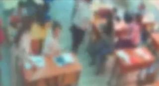 Doi elevi, condamnaţi în primă instanţă pentru că şi-au umilit un coleg. Tânărul a fost legat de scaun şi machiat cu forţa